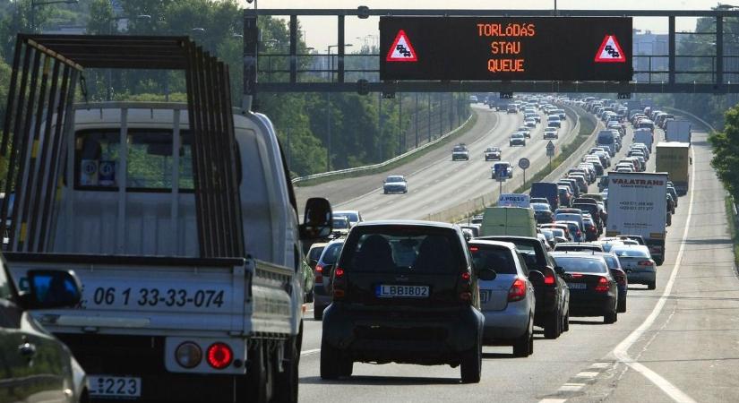 Dugó bénította meg az M3-ast, már több kilométeres a kocsisor