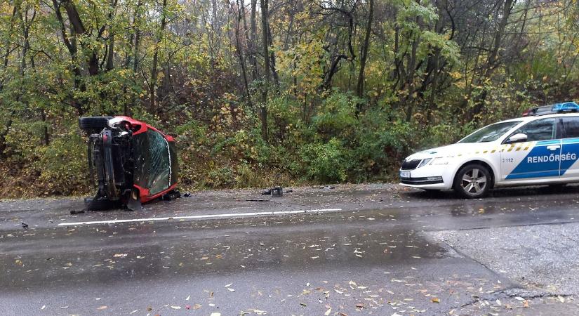 Tragédiák útja lett a 61-es: ismét csúnya baleset miatt áll a forgalom az úton