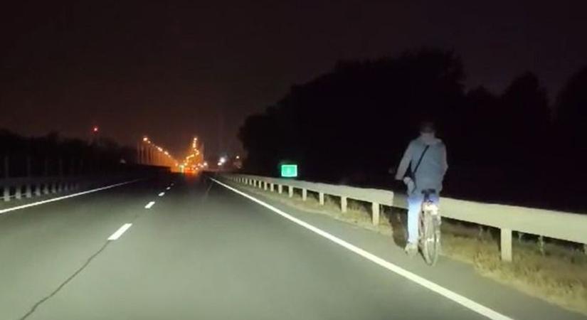 Jó ég! Mégis mit gondolt ez a biciklis? Hajmeresztő dolgot vettek videóra Debrecennél