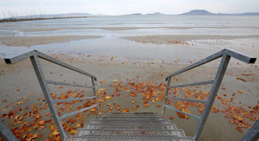 Sétálni lehet a Balaton medrében, annyira kiszáradt a tó