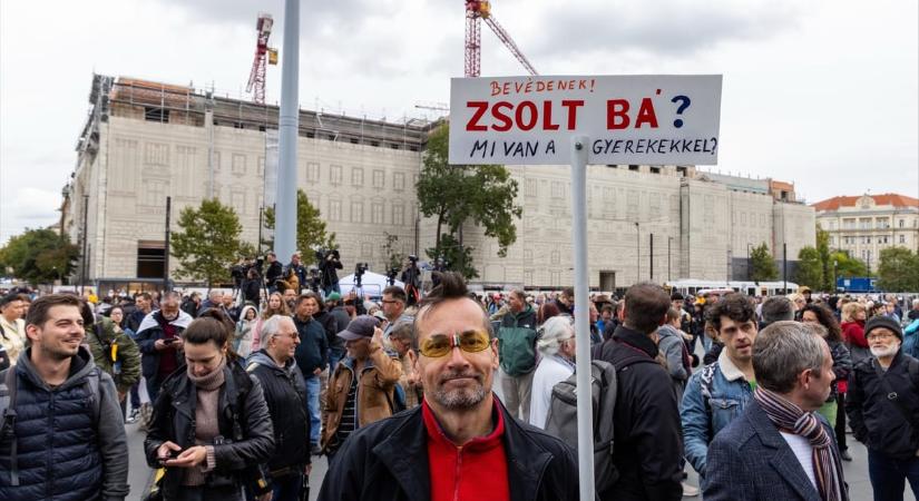 Gyerek-nem-védelem és Fidesz-gyűlölet – gyülekeznek a tüntetők a Kossuth téren