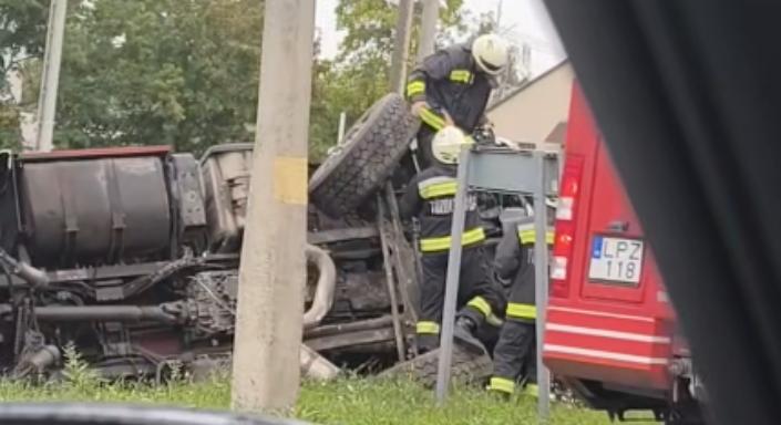 Árokba borult egy tűzoltóautó a 7-es úton