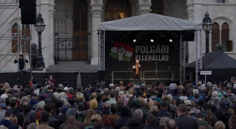 „Az Orbán-kormány számára azok jelentik a problémát, akik kimondják, hogy baj van” – Percről percre a Kossuth téri tüntetésről