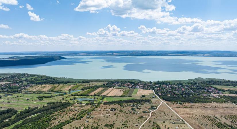 Sétálni lehet a Balatonban, annyira kiapadt a magyar tenger