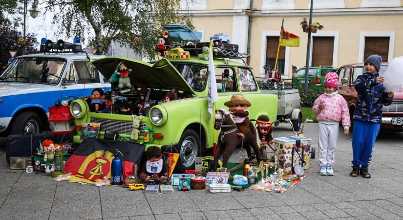 Jól megfért a Corvette a Trabant és az 1938-as Fiat Topolino mellett Abonyban – galériával, videóval