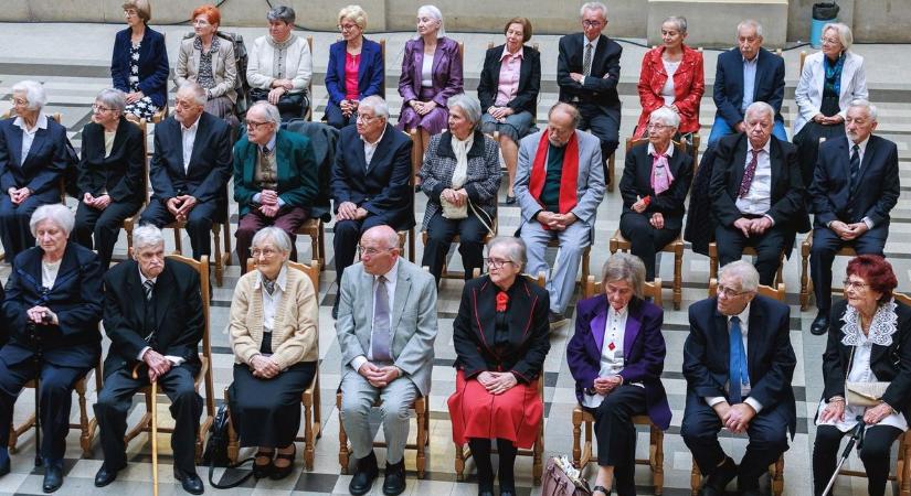 Több évtized után újra diplomát vehettek át az egykori hallgatók a Debreceni Egyetemen – fotókkal