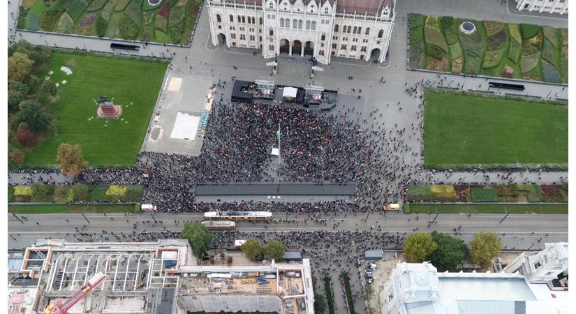 Kevesen a Kossuth téren, mindössze 2,5 ezren kíváncsiak Puzsérra, és a félőrült Látó Jánosra