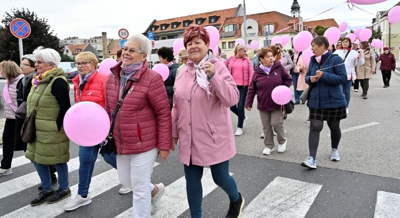 Mellrák elleni séta: a rózsaszín lufikkal hívták fel a figyelmet a szűrések fontosságára - Sok-sok fotó