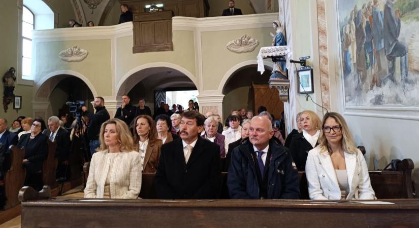 Áder János és Herczegh Anita tisztelegtek Regőczi István atya emléke előtt Látrányban