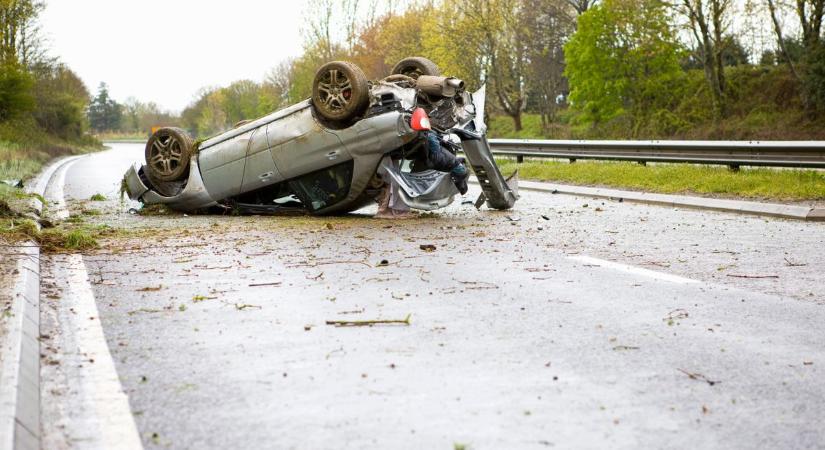 Tönkretette Baranyát az eső? Újabb baleset, egy autó fejtetőn az árokba a Mecsek pihenőnél