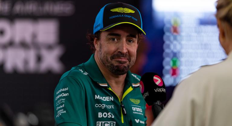 Lewis Hamiltont megbüntették Szingapúrban, Fernando Alonso örülhetett ennek