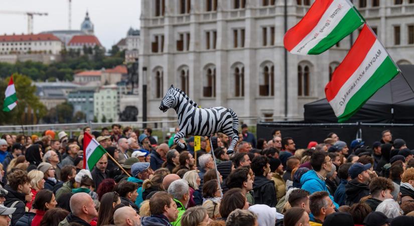 Nagy-Bandó András Mészáros Lőrinc strómanságáról, Rogán Antal propagandagyáráról, zebrákról és antilopokról is szavalt