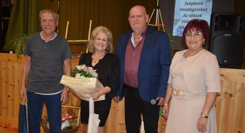 Ünnepséget tartottak az idősek tiszteletére, megtelt a mezőtárkányi művelődési ház  fotók