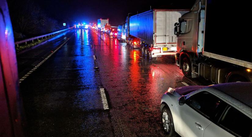 Őrült vasárnap este: újabb hármas karambol, ezúttal a 6-os főúton!