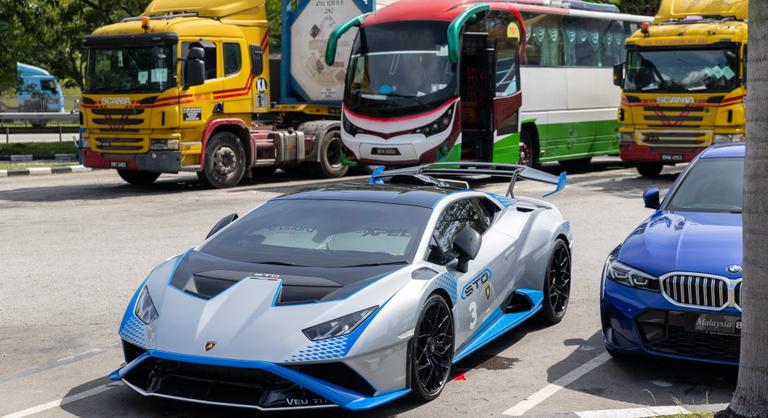 Miért nem fizetnek útadót a milliárdosok a Bentley-k, Ferrarik, Lamborghinik, Rolls-Royce-ok után?
