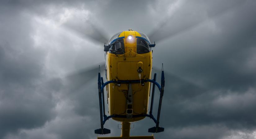 Hajókkal és helikopterekkel mentik az embereket