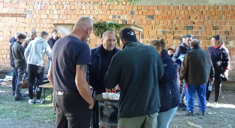 Borjúvágás és bográcsok a szanyi kastélyudvaron - Tizennégy lelkes főzőcsapat állt üstök mellé - fotók