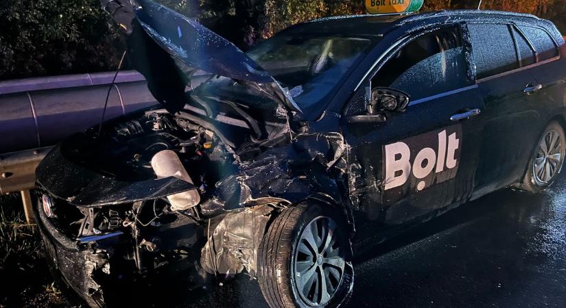 Döbbenetes helyszíni fotók: egy taxi is érintett volt a hármas karambolban (GALÉRIA)