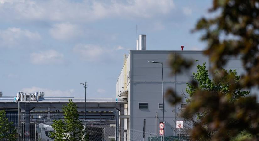 Bepereli a gödi akkugyárat a villanyszerelő, akit hétezer volt rázott meg, és nem kapott kártérítést