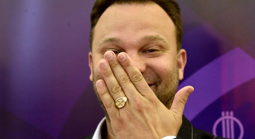 Újságírót lökdösött a Tisza Párt kedvenc humoristája