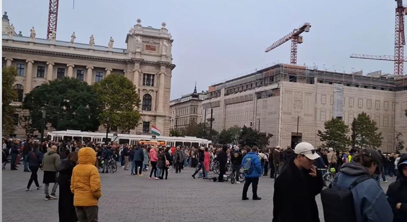 A baloldali elemző felvételei is azt igazolják, hogy gyér volt az érdeklődés Puzsérék tüntetése iránt