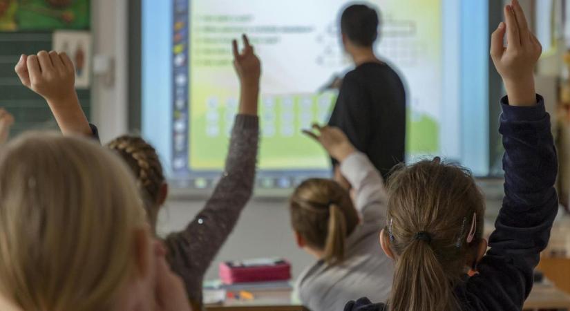 13 éven át bújtatták, most először jár iskolába a 14 éves kislány