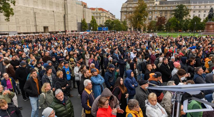 A Kossuth téri tüntetésen felszólalt Látó János is, aki először beszélt Zsolti bácsiról, szerinte a kormány csak látszatintézkedéseket tesz a gyermekvédelem terén