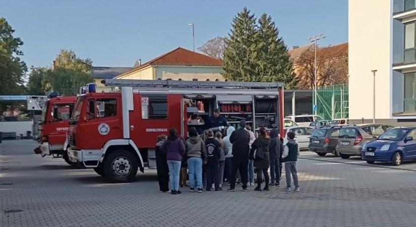 Tárt kapukkal várták az iskolásokat a soproni laktanyában