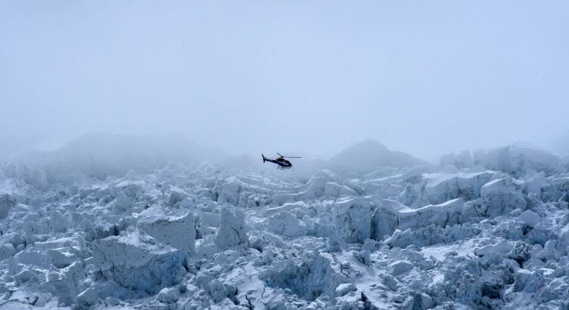 Közel ezer ember rekedt a Mount Everesten