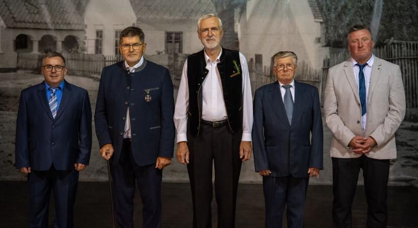 Díszpolgári címmel ismerték el munkájukat
