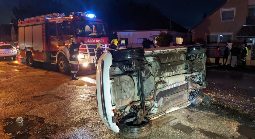 Fejtetőre állt egy autó Csurgón