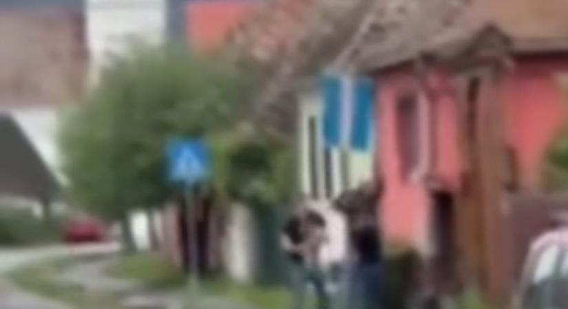„Székelyföld nem létezik” – Székely zászlókat téptek le az U-drukkerek Hargita megyében (VIDEÓ)