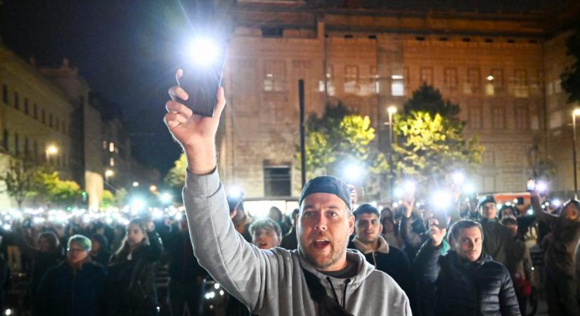 Stop Zsolti bácsi! – képeken a Puzsér Róbert által szervezett Juhász Péter melletti tüntetés