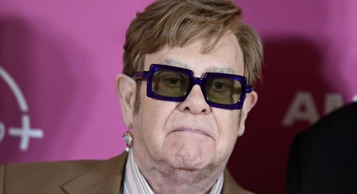 Nehezen térünk napirendre Elton John bizarr nyakláncától, saját testrészéből készíttette az ékszert
