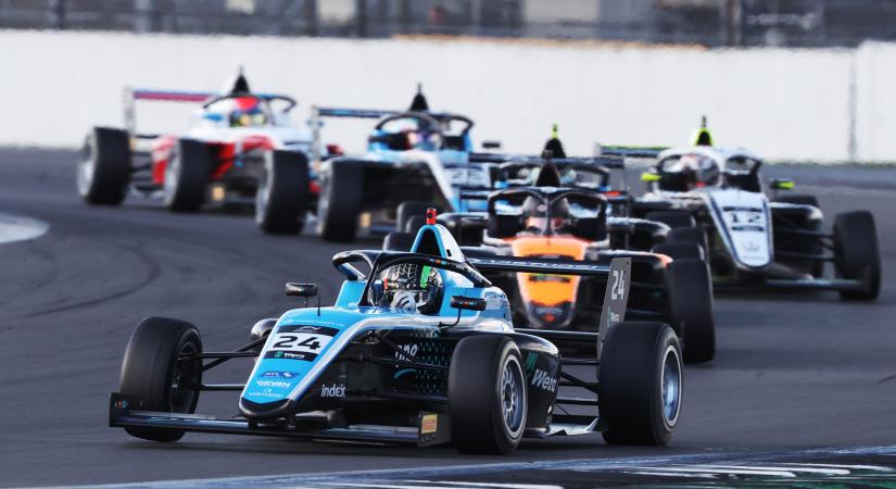 Történelmet írt az F1-be tartó magyar formaautós