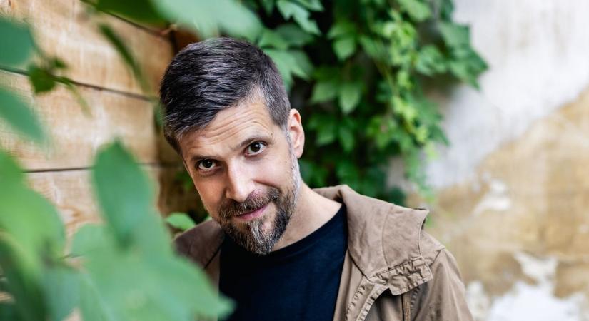 „Az erdőben érzem, hogy minden rendben lesz” – Szabó Balázs kitálal a zenéről, a fájdalomról és a szabadságról