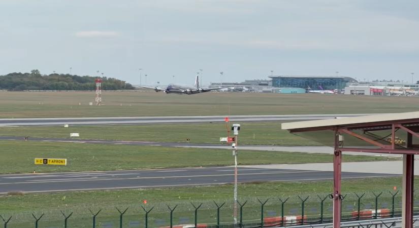 Különleges repülő landolt Budapesten