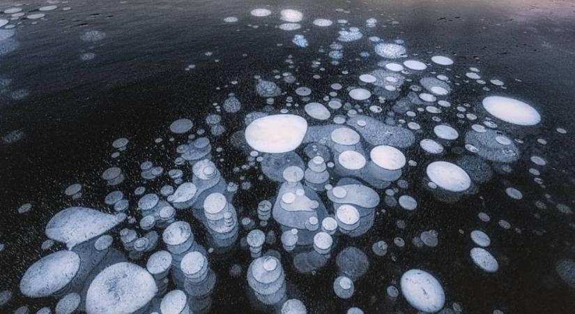 Varázslatos jégbuborékok jelentek meg a japán tóban