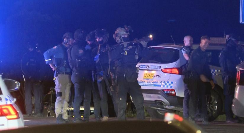 Példátlan lövöldözés Sydney-ben, több mint 50 lövést adott le egy férfi a lakása ablakából, válogatás nélkül lőtt mindenkire