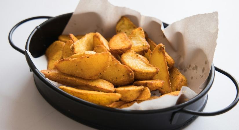 Nem tűzhely, nem sütő: a legropogósabb házi sültkrumpli készítésének titka
