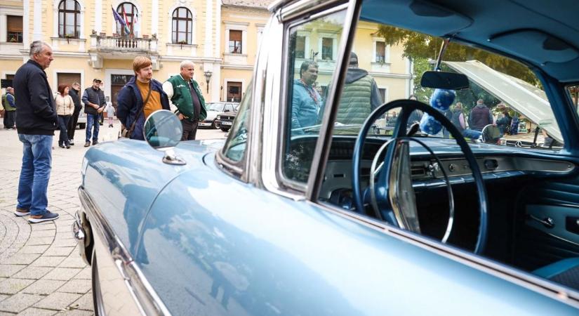 Nosztalgikus időutazás Abony főterén