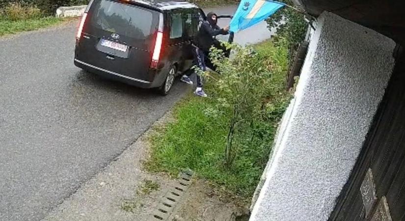 „Székelyföld nem létezik” – döbbenetes felvételen, ahogy a román ultrák leszaggatják a székely zászlókat (VIDEÓ)