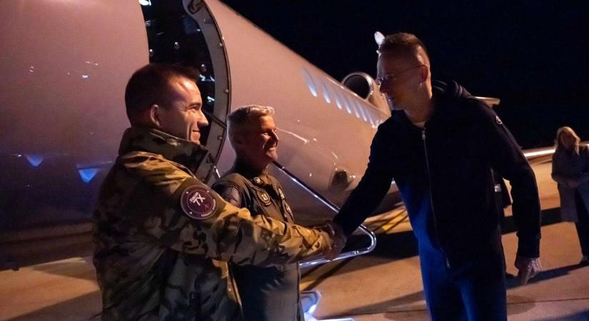 Hajnalban indultak a hajtóművek: sorsdöntő egyeztetésre tart Szijjártó Péter