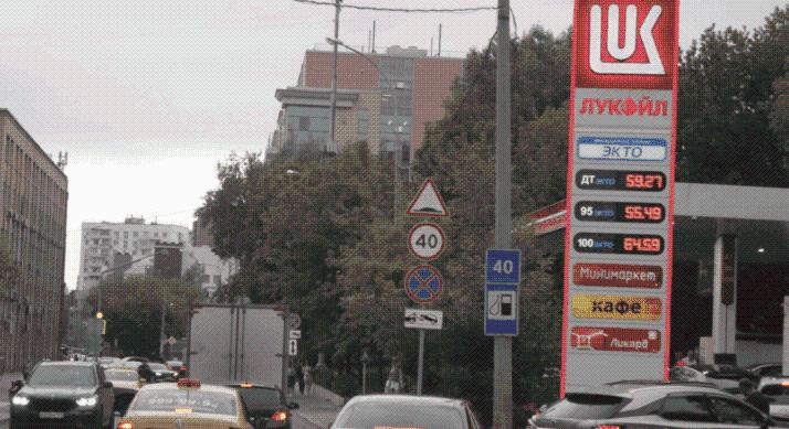 Kritikus a helyzet az orosz benzinkutakon – Már csak jegyre adják az üzemanyagot, súlyos a válság Oroszországban