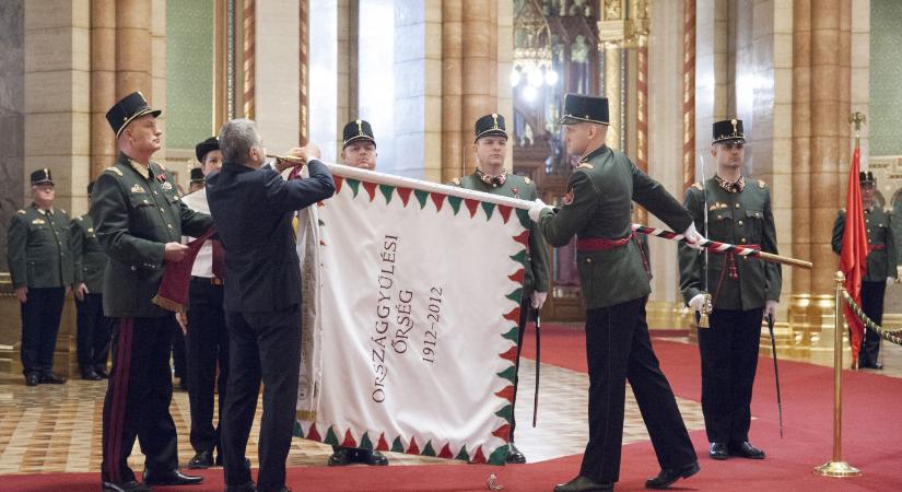A NAV-nál lett vezető az Országgyűlési Őrség volt tisztje, aki részegen zaklatta kolléganőit egy disznótoros vacsorán