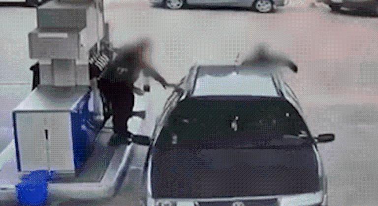 Tankolás közben egy autó hirtelen útnak eredt, majd beleütközött az épület üvegfalába