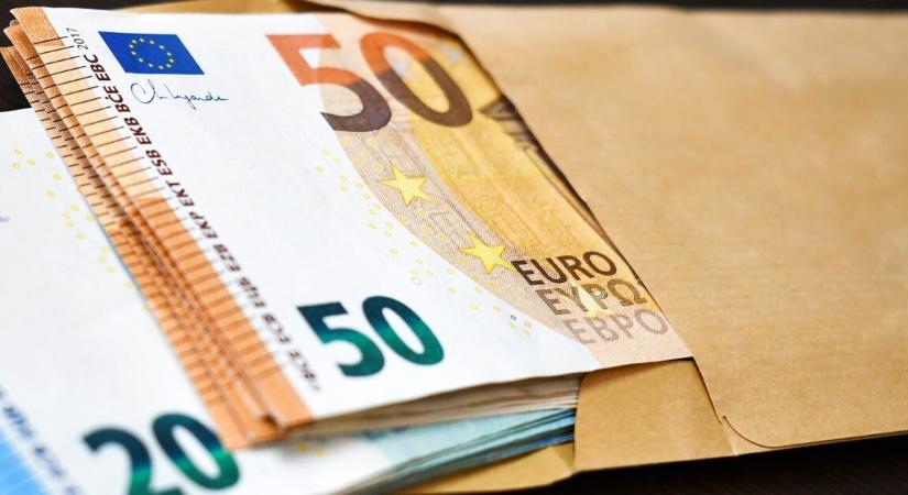 Vegyesen mozgott a forint hétfő reggel, ennyiért kapunk most 1 eurót