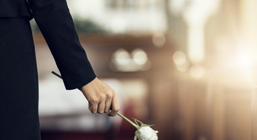Megint gyászol a színésztársadalom – 52 évesen elhunyt az ismert színésznő