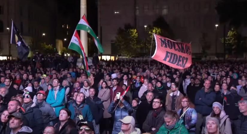 A gyerekbántalmazásokat ki nem vizsgáló de megtorlással élő hatalom ellen tüntettek