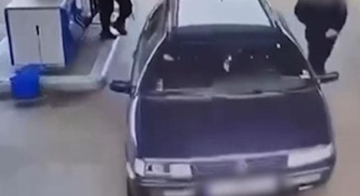 Nem várta meg az autó, amíg megtankolják, magától útnak indult – videó